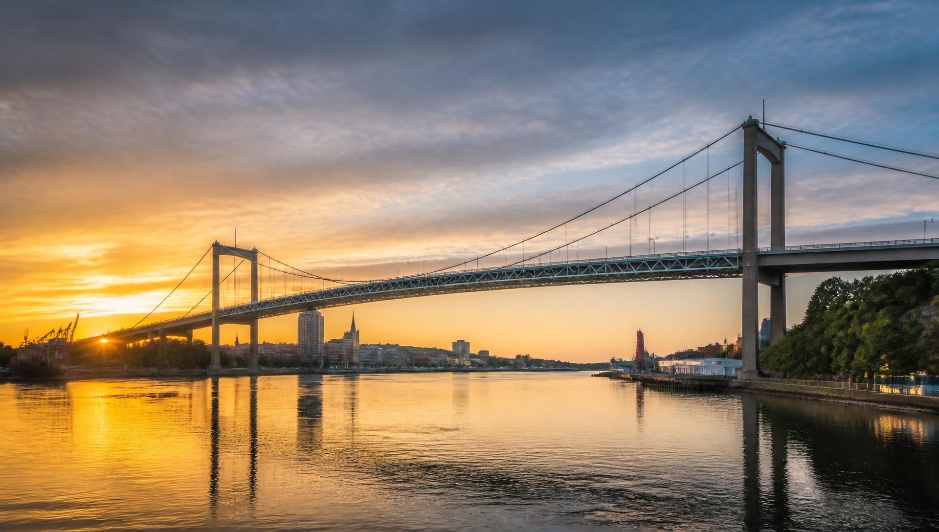 Göteborgs skyline med Älvsborgsbron i solnedgång